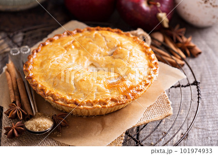 Apple pie with brown sugar and cinnamon 101974933