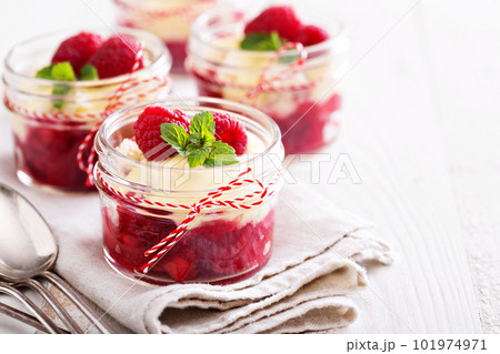 Berry crumble with cream sauce Berry crumble with cream sauce 101974971