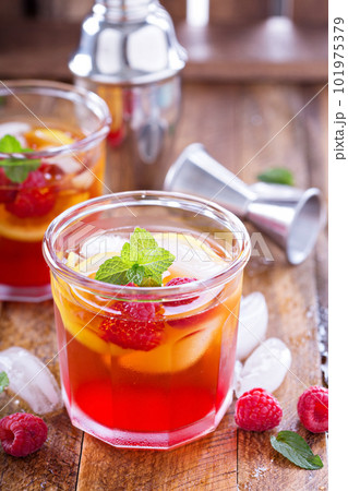 Red summer cocktail with lemons and raspberry 101975379