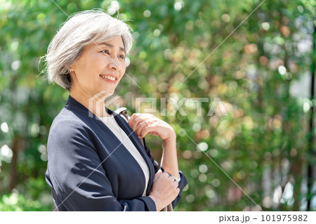 ビジネス　シニア女性 101975982