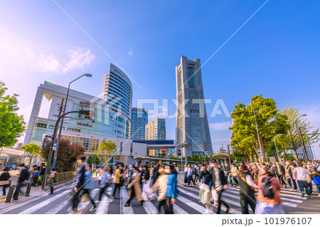 日本の横浜都市景観 マスク無しの方増加。マ着用個人判断の英断でいまだ感染爆発無し=23日、桜木町駅前 日本の横浜都市景観 マスク無しの方増加。マ着用個人判断の英断でいまだ感染爆発無し=23日、桜木町駅前 101976107
