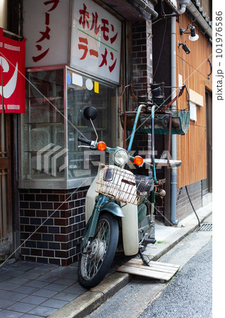 赤いのれんと出前のバイクがあるラーメン屋の外観 赤いのれんと出前のバイクがあるラーメン屋の外観 101976586