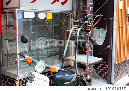 赤いのれんと出前のバイクがあるラーメン屋の外観 101976587