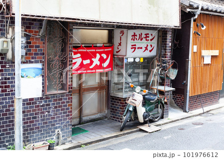 赤いのれんと出前のバイクがあるラーメン屋の外観 赤いのれんと出前のバイクがあるラーメン屋の外観 101976612