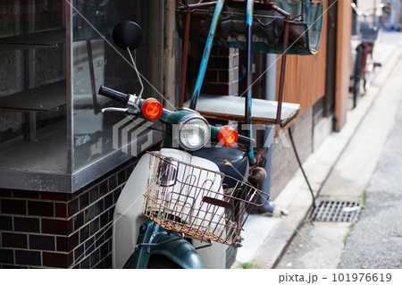 赤いのれんと出前のバイクがあるラーメン屋の外観 101976619