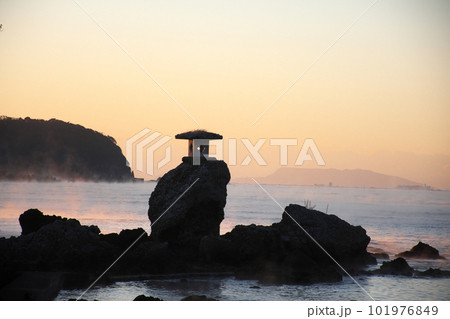 石灯篭と毛嵐の海景 石灯篭と毛嵐の海景 101976849