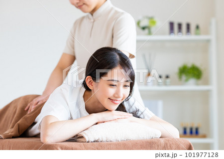 マッサージを受ける若い女性　 101977128