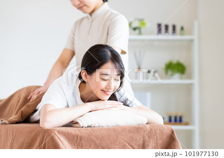 マッサージを受ける若い女性　 101977130