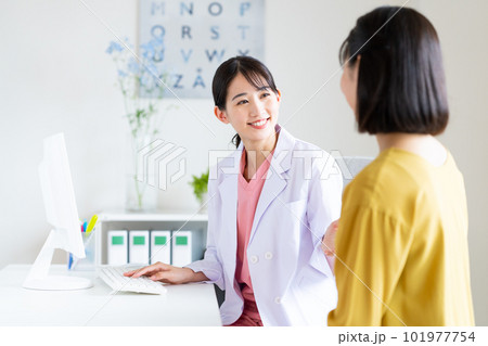 患者を診察する若い医師 患者を診察する若い医師 101977754