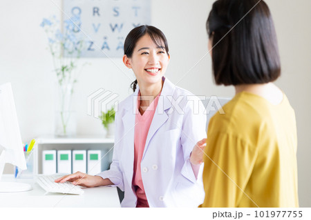 患者を診察する若い医師 101977755