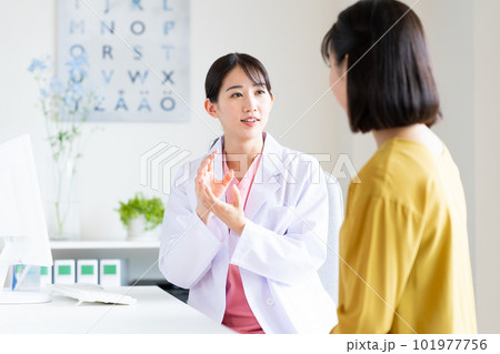 患者を診察する若い医師 患者を診察する若い医師 101977756