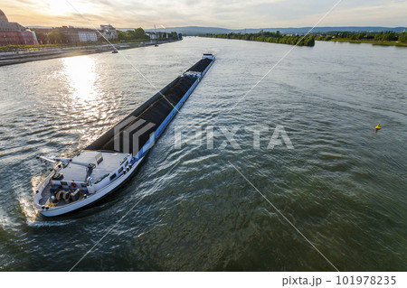 Cargo ship with coal bulk load on the river Rhine in Mainz, Germany 101978235
