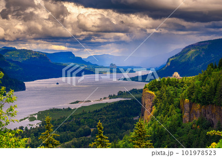 Crown Point, Vista House and the Columbia River Gorge in Oregon, USA 101978523