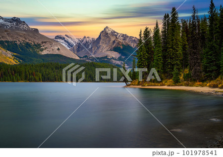 Sunset over Maligne Lake in Jasper National Park, Canada 101978541