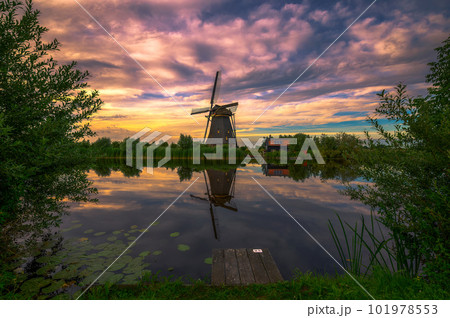 Sunset above old dutch windmill in Kinderdijk, Netherlands 101978553