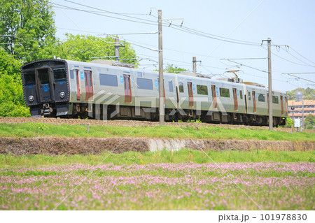 蓮華畑と821系電車（JR九州） 101978830