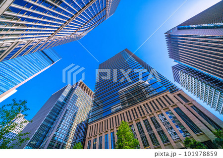 日本の東京都市景観 大手町や丸の内のオフィスビル群を望む。画面左側は「大手町駅前」交差点方向 101978859