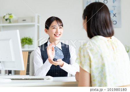 若い女性の相談にのる若いビジネスウーマン 若い女性の相談にのる若いビジネスウーマン 101980180