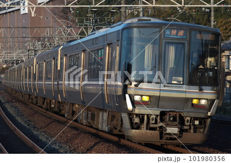 朝の山崎駅を通過する快速(223系W13編成) 101980356