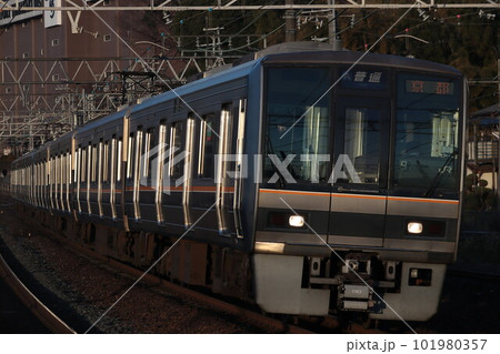早朝の山崎駅に入線する普通(H10編成) 101980357