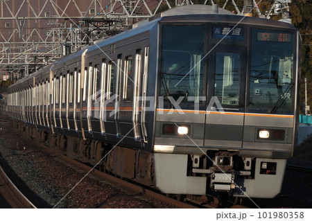 朝のJR京都線を走行する普通(H13編成) 101980358