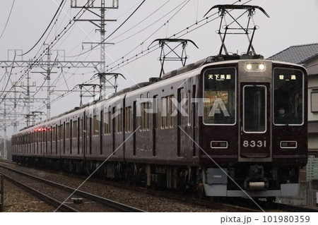 降雪の中を走行する阪急8300系 101980359