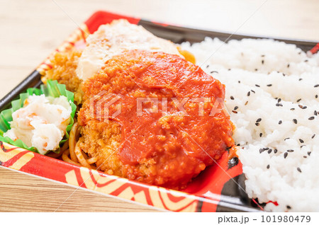 テイクアウトのお弁当 メンチカツ テイクアウトのお弁当 メンチカツ 101980479
