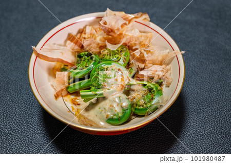 コゴミのお浸し胡麻ドレッシングがけ 101980487