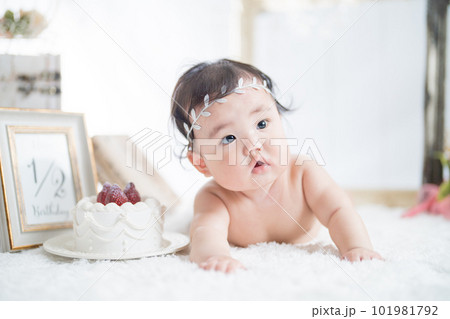 明るい自然光でハーフバースデーをお祝いする生後6か月の天使の赤ちゃん 101981792