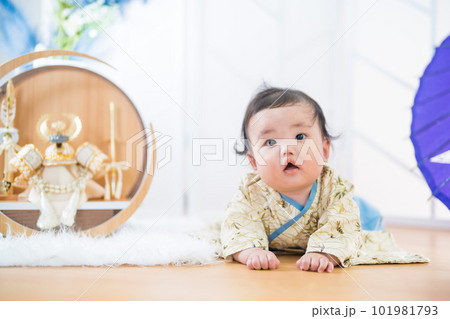 5月5日こどもの日 初めての端午の節句(初節句)を五月人形と一緒に祝う袴姿の赤ちゃん 5月5日こどもの日 初めての端午の節句(初節句)を五月人形と一緒に祝う袴姿の赤ちゃん 101981793