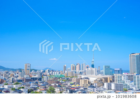 唐人町・大濠公園方面から望む早良区百道浜、地行浜、福岡タワー一帯　2022秋朝 101983608