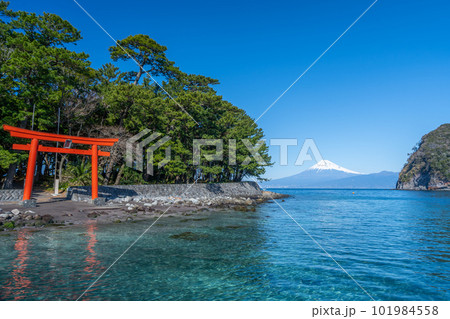 西伊豆　鳥居と駿河湾と富士山　「沼津市戸田」 101984558