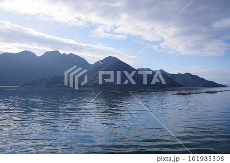 広島県宮島周辺の牡蠣棚　穏やかな瀬戸内海　牡蠣の養殖 101985308