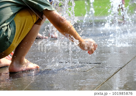 噴水で遊ぶ子供達(Kids play at fountain) 噴水で遊ぶ子供達(Kids play at fountain) 101985876