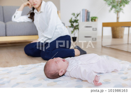 産後　育児　ネガティブイメージ 101986163