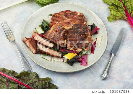Grilled steak with green salad. 101987333