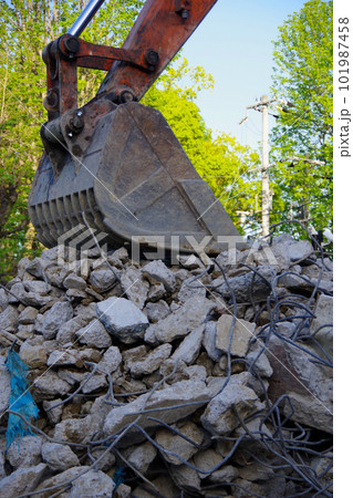 住宅の解体現場 コンクリート壁や基礎の解体 スケルトンバケット 瓦礫の山 住宅の解体現場 コンクリート壁や基礎の解体 スケルトンバケット 瓦礫の山 101987458