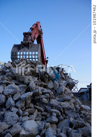 住宅の解体現場　コンクリート壁や基礎の解体　スケルトンバケット　瓦礫の山 101987462