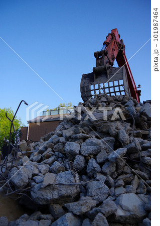 住宅の解体現場　コンクリート壁や基礎の解体　スケルトンバケット　瓦礫の山 101987464