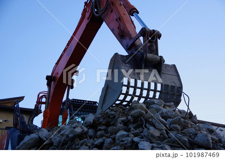 住宅の解体現場　コンクリート壁や基礎の解体　スケルトンバケット　瓦礫の山 101987469