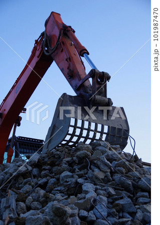 住宅の解体現場　コンクリート壁や基礎の解体　スケルトンバケット　瓦礫の山 101987470