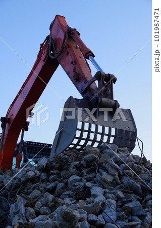 住宅の解体現場　コンクリート壁や基礎の解体　スケルトンバケット　瓦礫の山 101987471