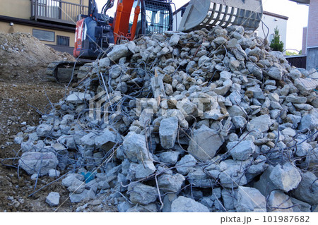 住宅の解体現場　コンクリート壁や基礎の解体　瓦礫の山 101987682