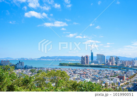 福岡タワーと百道周辺博多湾の風景、愛宕山から見る景色　福岡市秋空 101990051