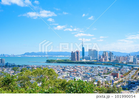 福岡タワーと百道周辺博多湾の風景、愛宕山から見る景色 福岡市秋空 福岡タワーと百道周辺博多湾の風景、愛宕山から見る景色 福岡市秋空 101990054