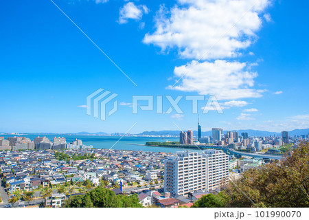 福岡タワーと百道周辺博多湾の風景、愛宕山から見る景色　福岡市秋空 101990070