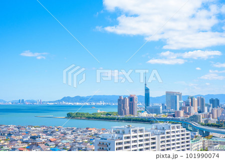 福岡タワーと百道周辺博多湾の風景、愛宕山から見る景色　福岡市秋空 101990074