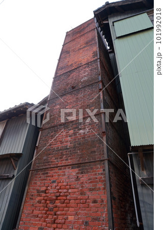 レンガでできた煙突（常滑焼　愛知県 常滑市） 101992018