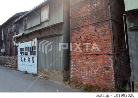 レンガでできた煙突（常滑焼　愛知県 常滑市） 101992020