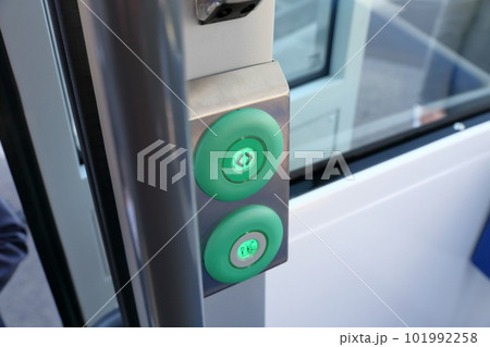 自動運転試験バスの開閉ボタン 101992258